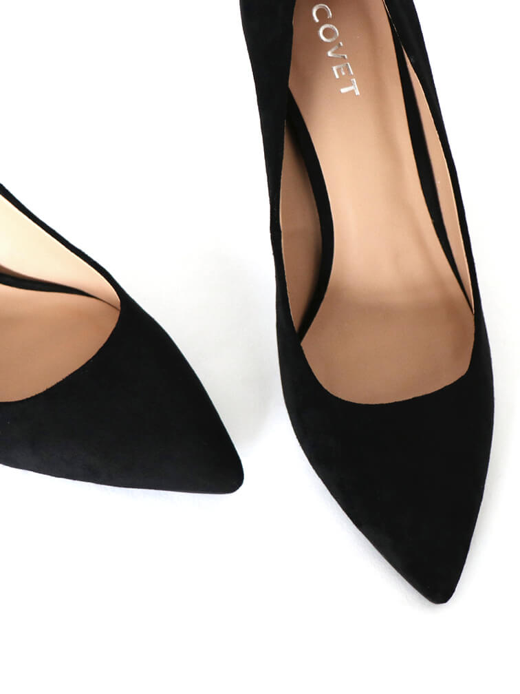 Top view of pointed toe black pumps